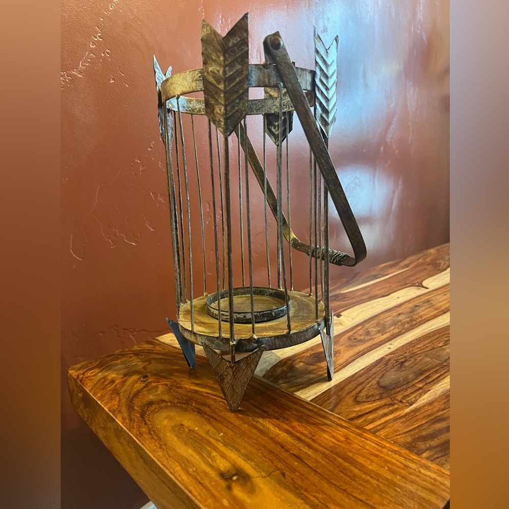 Arrow candle holder